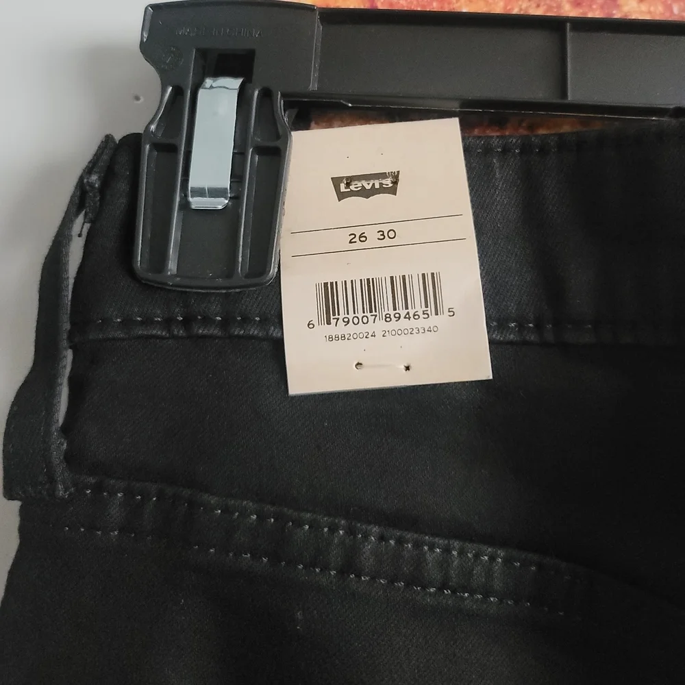 Levi's High Rise Black Jeans Sleek Silhouette | Size 26 X 30 - Picture 7 of 10